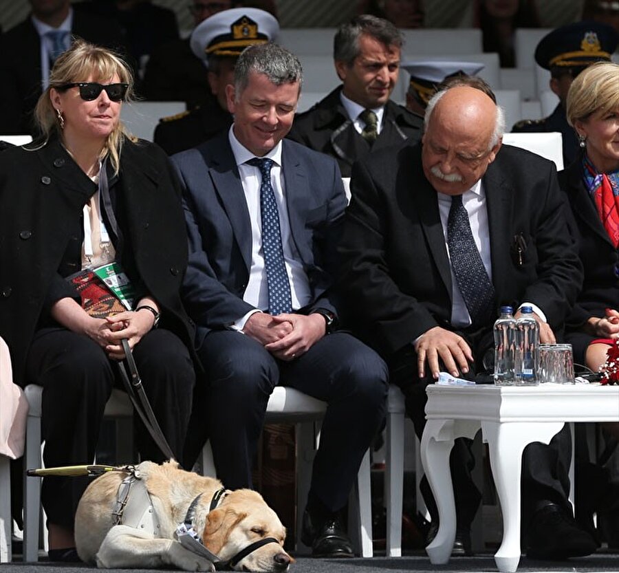 Bakan Avcı protokoldeki sıradışı misafirle yakından ilgilendi