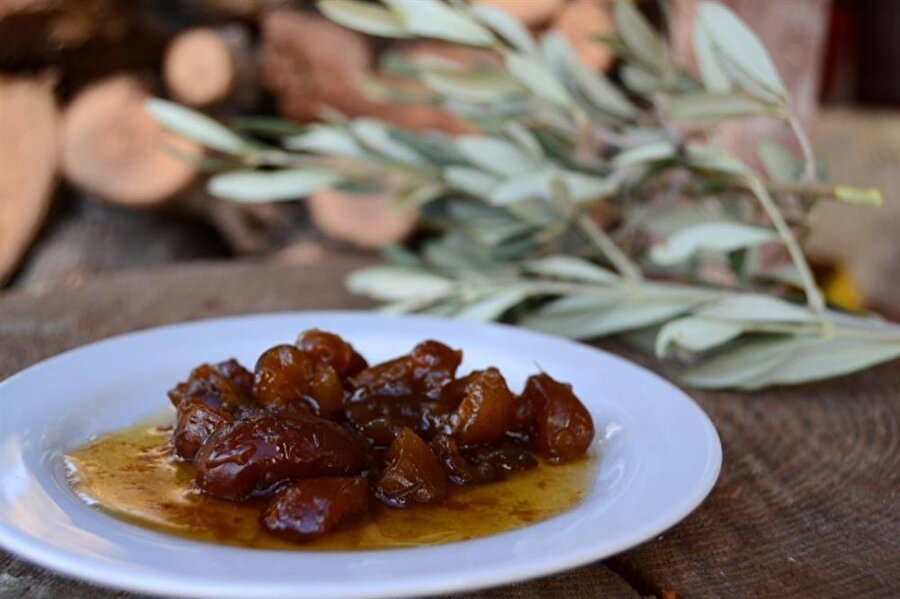 Evde yapabilirsiniz
Son dönemde süt reçeli gibi zeytin reçeli de tatlıseverlerin dikkatini çekmeye başladı. Mayhoş tada sahip olan bu reçeli evde yapabileceğiniz gibi hazır olarak da satın alabilirsiniz. 