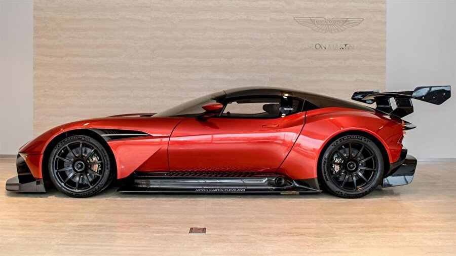 Aston Martin Vulcan

                                    
                                    
                                    Fuarın gösterişli otomobillerinden Aston Martin Vulcan 800 beygir gücüyle ve 2.4 milyon poundluk fiyatıyla fuarın en pahalı otomobili olma özelliğini taşıyor. 
                                
                                
                                