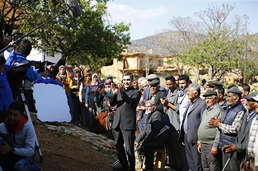 "Film darbe gecesini anlatıyor"
Filmin yönetmeni Serdar Akar da çekimlere yağmur nedeniyle birkaç gün ara vermek zorunda kaldıklarını söyledi. 
  
"Çünkü filmimiz bir gece içinde geçiyor. O havada onun devamlılığı için durmamız gerekti. Film darbe gecesi geçiyor. İçeriğine ilişkin sadece bunu söyleyebilirim." diyen Akar, şöyle devam etti: Antalya, sinemacılar için hakikaten çok iyi bir yer. Doğal plato gibi, her şey var. Neden burası bir sinema merkezi olamıyor, şaşırıyorum yani. Aslında Altın Portakal Film Yarışması da var, çekilen üçüncü, dördüncü film galiba bu. Bulunduğumuz bölgedeki halk gerçekten çok yardımcı oluyor. Manavgat'ta, Side'de, gittiğimiz tüm ilçelerde gerçek birer sinemasever gibi bize davranıyorlar. Bizim Kurtlar Vadisi ekibi olduğumuzu bilenlerin etkisi de oluyor. Tabii Kurtlar Vadisi'ni seviyoruz, devam etsin istiyoruz.Akar, filmde kullanılan tankla ilgili soruya da "Biz geldiğimizde buradaydı, bilmiyorum. Tank mı, ne tankı, tank nerede, bilemiyorum." karşılığını verdi.