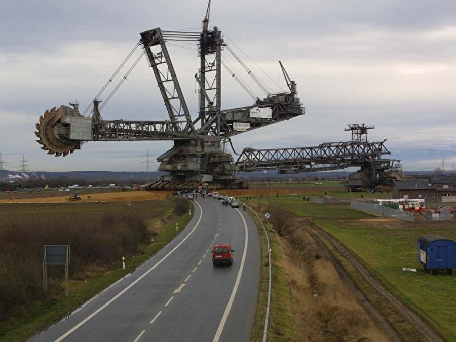 
                                    
                                    
                                    Kömür madenindeki rezerv bitince ne yapılacağı tartışma konusu olmuştu. En sonunda makine parçalara yarılıp Garzweiler madenine taşındı. Bagger 288'in taşınması tam 3 hafta sürerken bu işin maliyeti bile 8 milyon dolar tuttu. 
                                
                                
                                