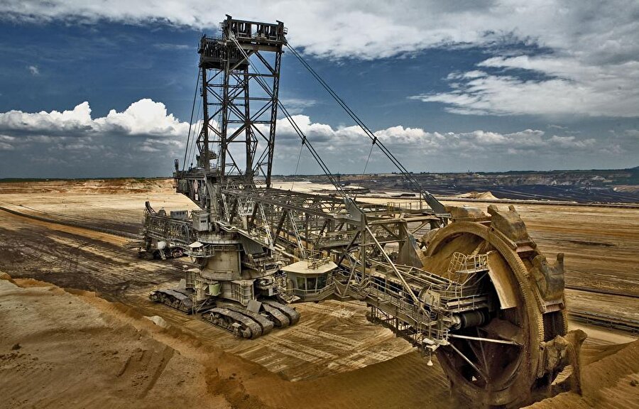 
                                    
                                    
                                    45 bin ton ağırlığındaki bu dev kazı makinesinin yüksekliği 96 metre uzunluğu ise 240 metre.
                                
                                
                                