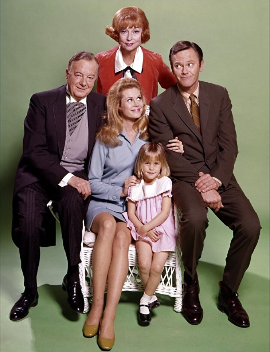 Darrin karakterini iki ayrı kişi canlandırdı

                                    İlk bölümü 17 Eylül 1964'te ekrana gelen dizinin başrollerini Elizabeth Montgomery, Dick York (1964-1969), Dick Sargent (1969-1972), Agnes Moorehead ve David White paylaştı. Dizinin en küçük oyuncusu ise Erin Murphy'di.
                                