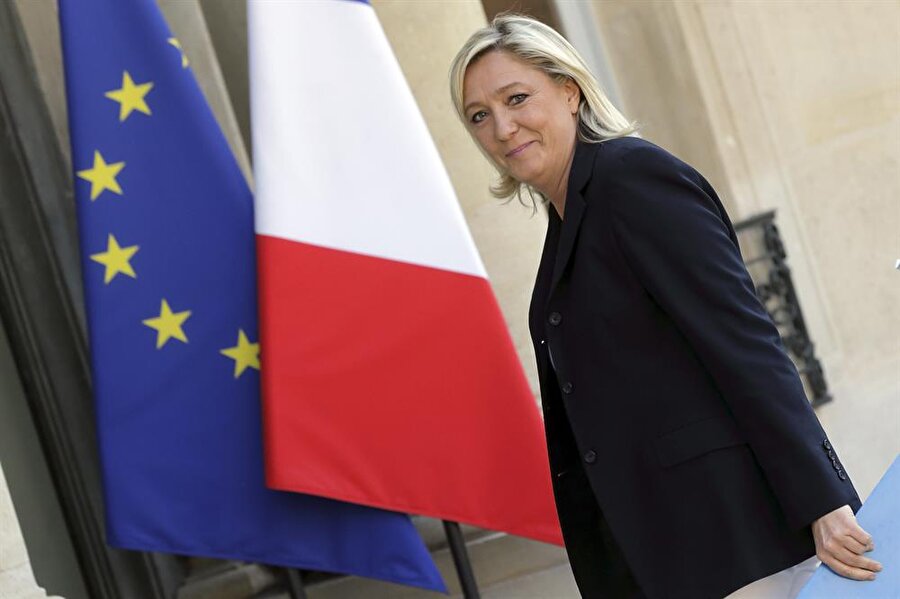 Le Pen'i seçimde ikinci tura götüren süreç

                                    
                                    
                                    
                                    
                                    
                                    
                                    Ulusal Cephe (FN) Partisi'nin kurucusu ve ilk lideri olan babası Jean-Marie Le Pen dolayısıyla neredeyse "aşırı sağ" geleneğin içinde doğmuş olan Marine Le Pen, görevi devraldığı babasına göre daha demokrat ve cumhuriyetçi olarak değerlendiriliyor. Hatta Marine Le Pen, babasını, kamuoyunda tepki çeken bazı açıklamalarından ötürü 20 Ağustos 2015'te partiden ihraç ettirmişti.
Ülkede 2012 yılında düzenlenen cumhurbaşkanı seçimi kampanyasında işsizliği ve yasa dışı yollardan ülkeye girmiş göçmenleri gönderme vaadini ön plana çıkararak yüzde 17,9 oy alan Le Pen, François Hollande ve Nicolas Sarkozy'nin ardından 3'üncü oldu.
Mayıs 2014'te Avrupa Parlamentosu seçimlerinde ise Le Pen liderliğindeki FN yüzde 24,9 oyla Fransa'da seçimlerden birinci parti olarak çıktı. Müslümanlara karşı tutumu FN'in lideri seçilmeden önce 2010 yılında özellikle Müslümanlara karşı sert bir çizgi benimsemiş olan, hatta Müslümanların cuma namazını cami dışında kılmasını "Alman işgaline" benzeten Marine Le Pen'in, Müslümanların "Fransız toplumuyla uyumlu yaşayabileceği" fikrine evrildiği gözleniyor.
Dünkü seçimin ardından bir televizyon kanalında canlı yayına katılan Ulusal Cephe'nin kurucu lideri Jean-Marie Le Pen de sonuçları yorumlarken, "Ben kızım Marine'e göre daha ayrıştırıcı biriydim. Marine, birleştirmeyi başardı" sözleriyle değerlendirdi.
Ancak Le Pen'in geçmişteki "sokaklarda bile başörtüsünü yasaklayacağı" yönündeki söylemleri, Müslümanlardan oy almasını güç kılıyor.
Marine Le Pen'in Müslümanlara karşı yaklaşımında son dönemde bir yumuşama görülse de deneyimli gazeteci Alain Duhamel bir mülakatında, "FN halen Müslümanlara dolaylı olarak saldırıyor." ifadelerini kullandı.
Antisemitik açıklamalarıyla zaman zaman gündeme gelen babasından farklı olarak Le Pen'in, Yahudi cemaatinin liderleri ile de temas kurduğu ve hatta belirli bir oranda Yahudi oy tabanı olduğu biliniyor.
                                
                                
                                
                                
                                
                                
                                