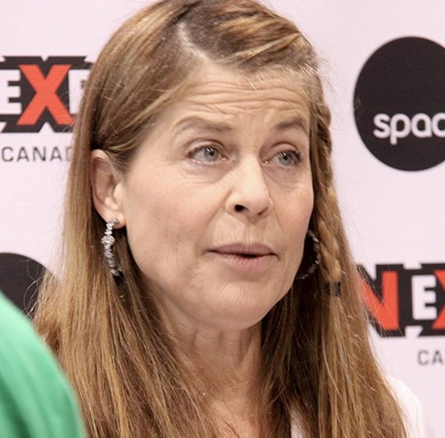 Sarah Connor karakterini canlandıran Linda Hamilton, ekran önünde yaşlanan isimlerden. Ünlü oyuncunun yüzüne yıllar derin çizgiler bırakmış olsa da Hamilton güzelliğinden bir şey kaybetmiş durumda değil. 