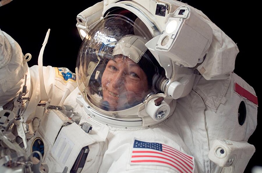 Uzaya giden en yaşlı kadın
"Uzayda en uzun süreli kalma rekoru" ise 879 gün ile Rus kozmonotu Gennady Padalka'ya ait bulunuyor.
Eylül ayında Dünya'ya dönmeyi planlayan Dr. Whitson'un uzayda toplam 666 gün geçirmesi bekleniyor. "Uzaya giden en yaşlı kadın" rekorunun da sahibi olan 57 yaşındaki Dr. Whitson'ın ayrıca bir kadın astronot olarak en çok uzay yürüyüşü yapan kişi rekoru da bulunuyor.