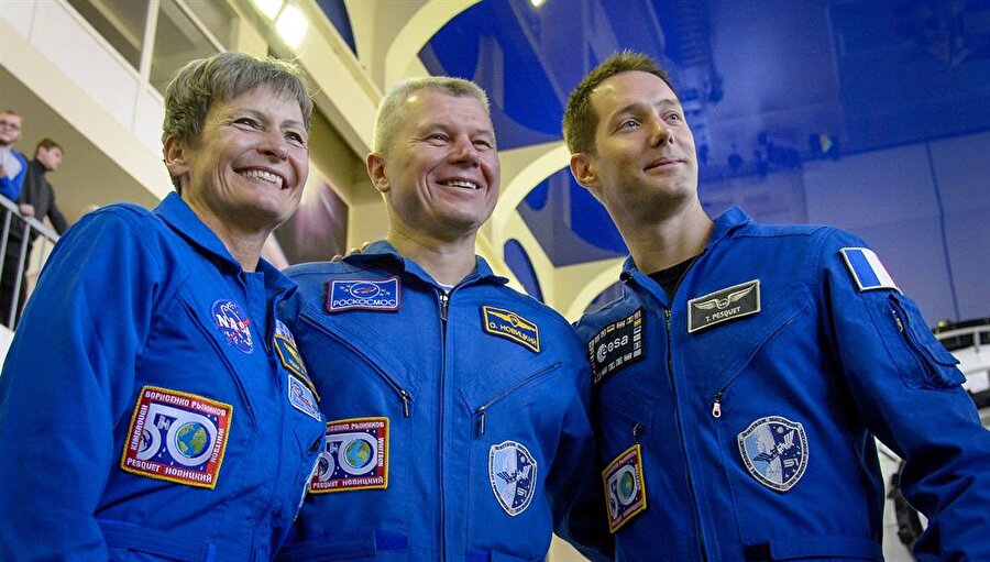 ''Asla bitmeyeceğini umduğum yolculuklardan biri''
İlk kez 2002 yılında uzaya giden ve 2008'de Uluslararası Uzay İstasyonu'nun (UUİ) komutasını devralan ilk kadın astronot olan Dr. Whitson, son görevinde de UUİ'nin komutasını ay başında astronot Shane Kimbrough'dan devralmıştı. Daha önceki bir açıklamasında uzayda rekor kırmak için bulunmadığını bildiren Dr. Whitson, pazar günü Twitter hesabından yaptığı açıklamada "Asla bitmeyeceğini umduğum yolculuklardan biri" ifadesini kullanarak, uzay görevlerinde kendisine yardımcı olanlara teşekkür etti.