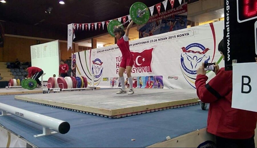 Bir anda rahatsızlandı
Adana’nın Yüreğir ilçesi, Remzi Oğuz Arık Mahallesi’nde ailesiyle yaşayan genç kız, dün akşam yediği balığın ardından süt içti. Akşam ilacını da aksatmayan Mantaşoğlu, bir anda rahatsızlanınca hastaneye kaldırıldı.