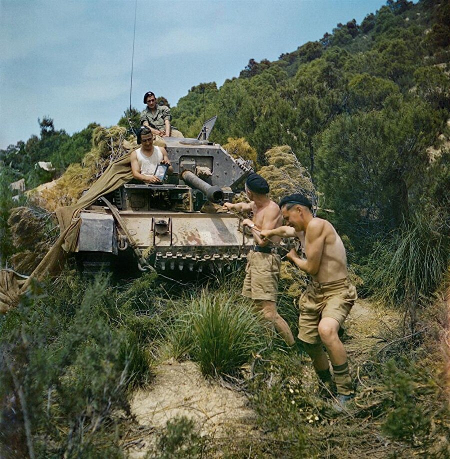 16 / 5. Lancerler, 6. Zırhlı Bölüm'ün bir mürettebatı, Mayıs 1943'te Tunus'taki El Aroussa'daki Haçlı Seferleri Silah Namlusunu temizlerken

                                    
                                    
                                    
                                    
                                
                                
                                
                                