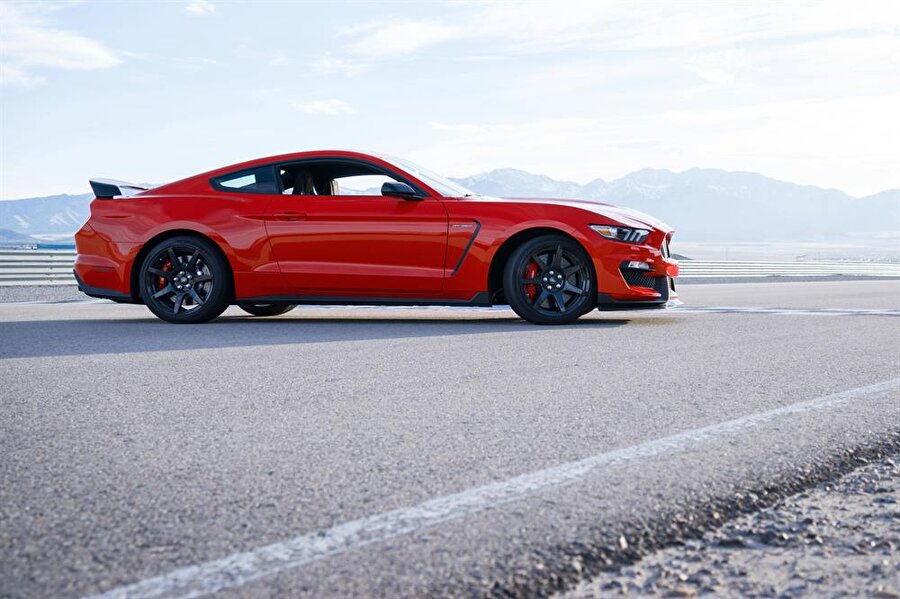 Listenin tepesinde az önce de belirttiğimiz üzere Ford Mustang var.

                                    
                                