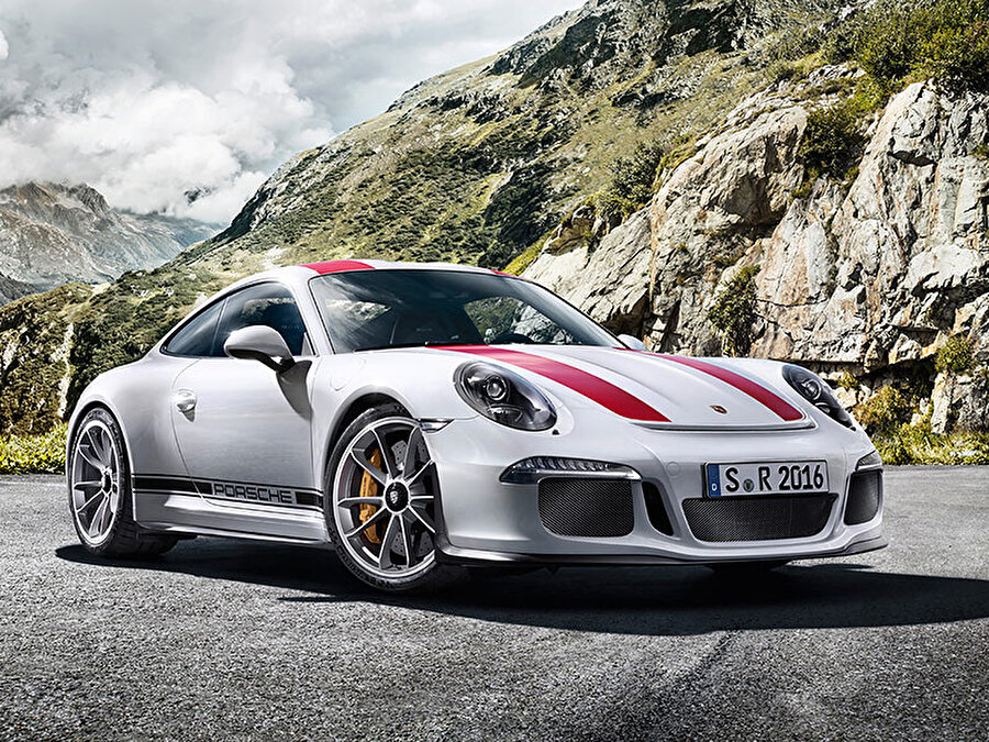 Efsaneleşen Porsche 911 de elbette ilk beşteki yerini alıyor.