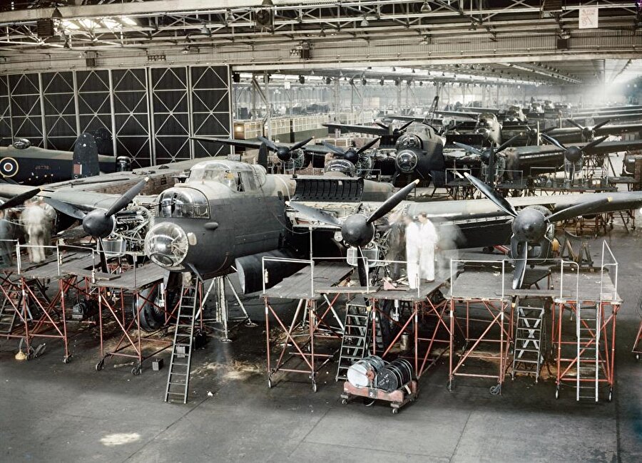 Lancaster Bombers, 1943'te Manchester yakınlarında bulunan Woodford'daki Avro'nun Montaj Fabrikasında tamamlanmaya yaklaşıyor

                                    
                                    
                                    
                                    
                                
                                
                                
                                