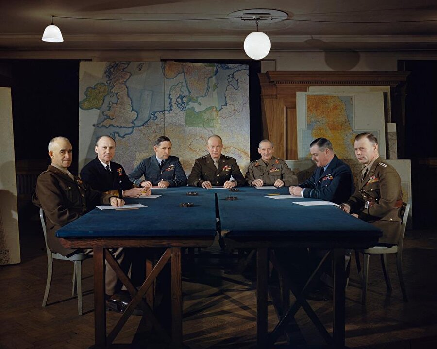 General Dwight D Eisenhower ve kıdemli komutanlar, Şubat 1944'te Londra'daki Yüksek Müttefik Karargahında çalışırlarken

                                    
                                    
                                    
                                    
                                
                                
                                
                                