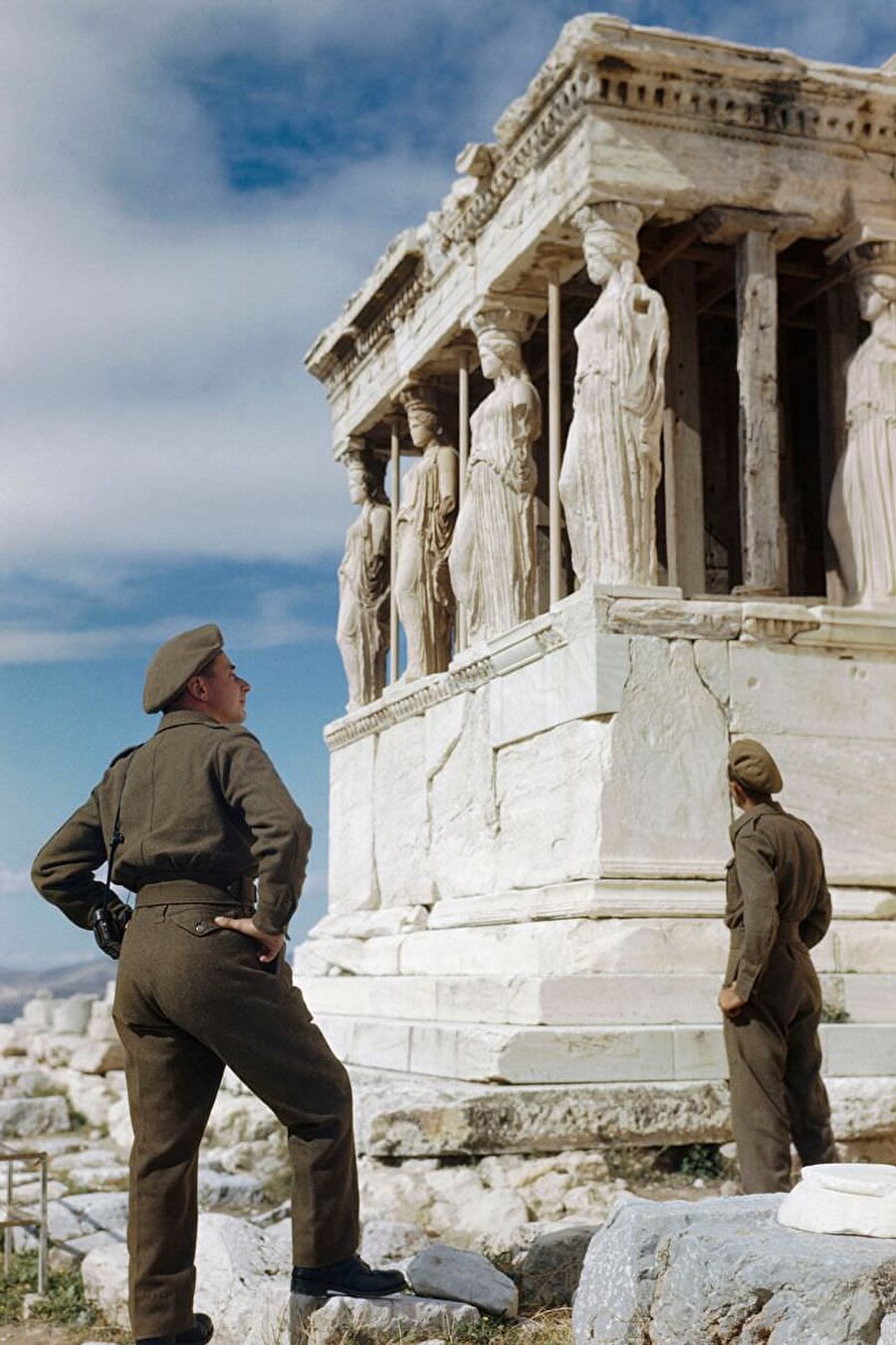 İngiliz askerler, Ekim 1944'te Atina'da geziler sırasında Akropolis'deki Caryatids'e hayranlıkla bakarken

                                    
                                    
                                    
                                
                                
                                