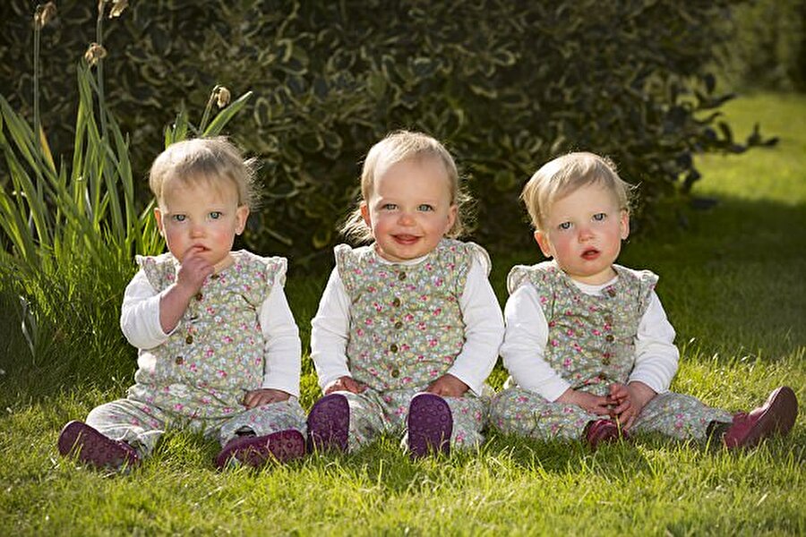 Üç küçük hanımefendi

                                    
                                    Broad ilk olarak çift yumurta ikizleri Kathleen ve Delilah'ı dünyaya getirdi. 2 hafta sonra ise Tabitha gözlerini dünyaya açtı. 
                                
                                