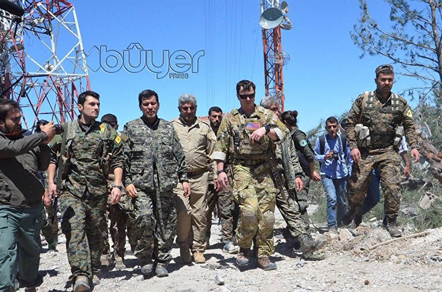 ABD'li komutanların TSK'nın vurduğu PKK mevzilerini ziyaretinden görüntüler:

                                    
                                    
                                    
                                
                                
                                