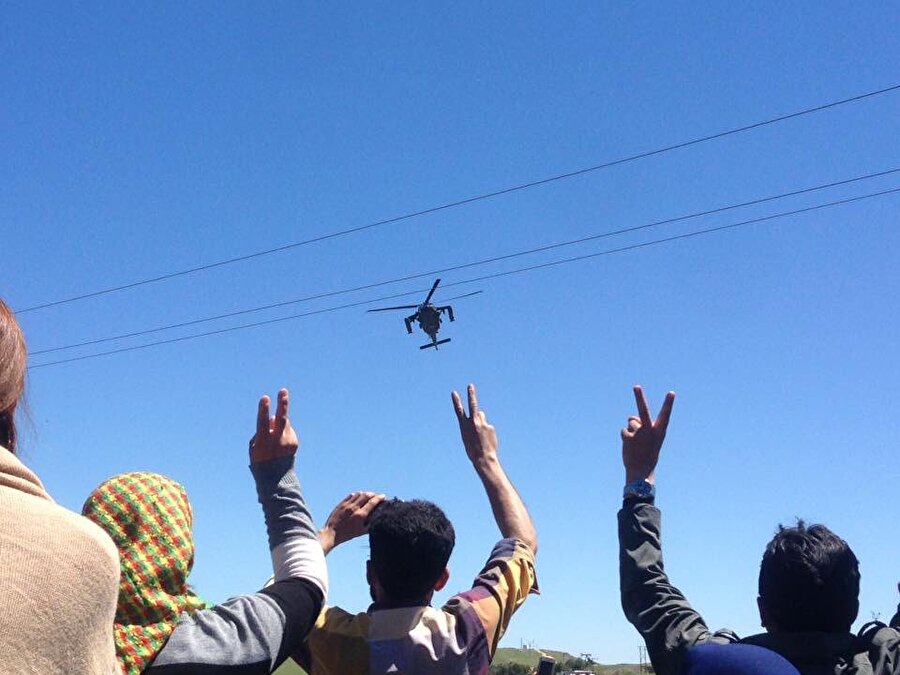 Teröristler kendilerini her platformda destekleyen ABD'nin helikopterini böyle selamladı.

                                    
                                    
                                    
                                
                                
                                