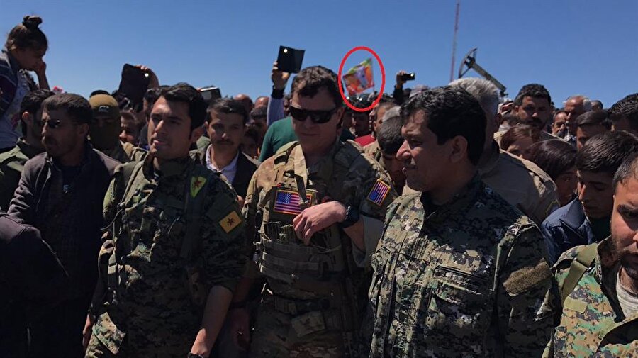 Ziyaret sırasında ABD askerleri terörist başı Öcalan'ın flamaları önünde görüldü.

                                    
                                    
                                    
                                
                                
                                