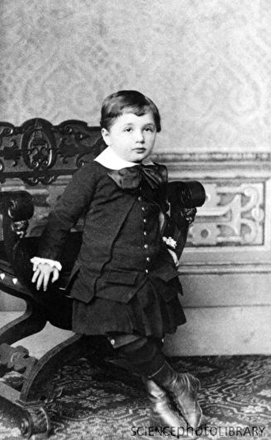 16 yaşında Alman vatandaşlığını bıraktı

                                    Albert Einstein küçük yaşlarından itibaren 'milliyetçilik' fikrinden uzaktı. Ona göre herkes 'dünya' vatandaşıydı. 16 yaşında Alman vatandaşlığından ayrılan Einstein 1901'de İsveç vatandaşlığına geçti. 
                                
