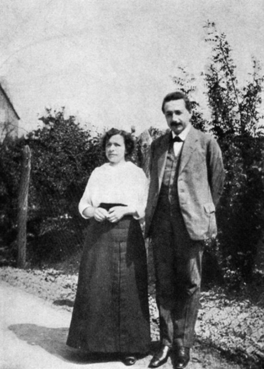 Nobel Ödülü'nün geliri boşanma bedeli oldu

                                    Çift, 1914 yılında ayrıldı. Ancak Einstein ve Mileva resmi olarak 1919 yılında boşandı. Einstein, 1921 yılında aldığı Nobel Ödülü’nden elde ettiği 32.250 doları ilk eşine verdi. 
                                