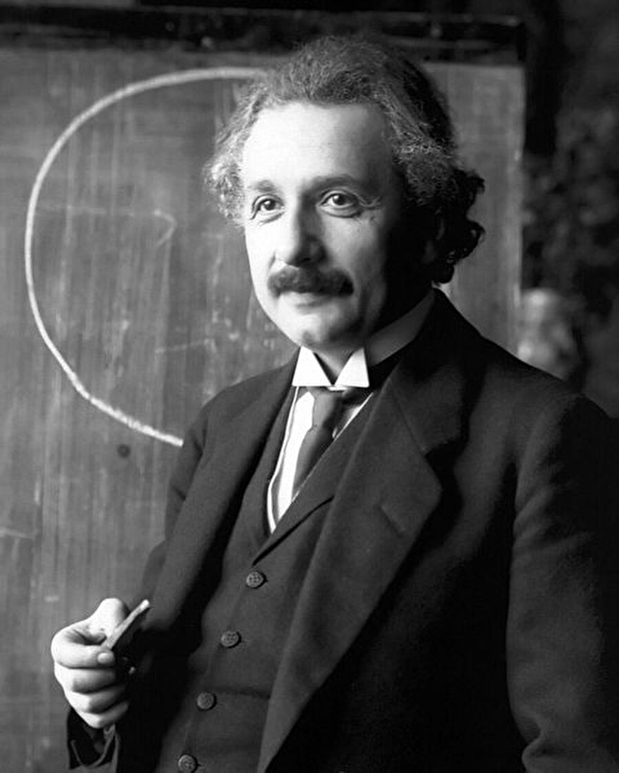 FBI, Einstein hakkında dosya hazırladı

                                    Albert Einstein'ın 1933 yılında ABD'ye yaptığı ziyaret sırasında FBI, ünlü fizikçi hakkında dosya hazırlamaya başladı. FBI, Einstein hakkında 1.427 sayfalık dosya hazırladı.
                                