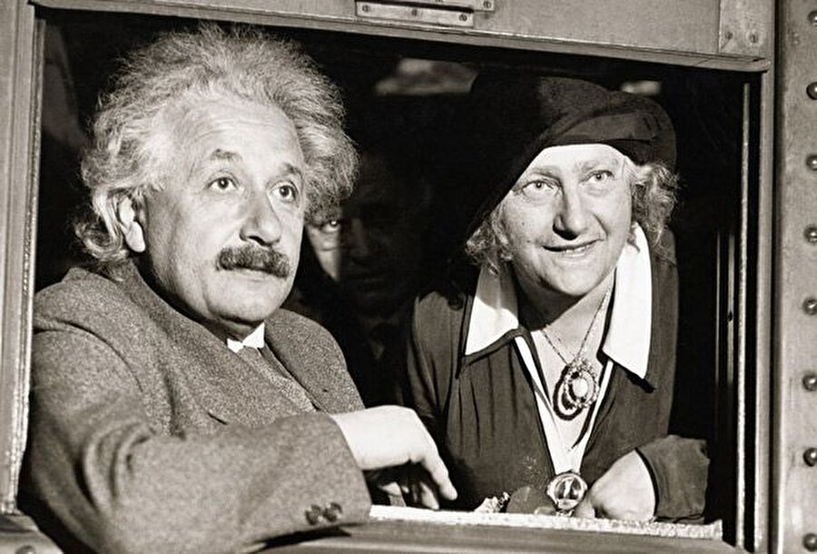 Teyzesinin kızıyla evlendi

                                    Einstein, Mileva ile evliliğini teyzesinin kızı nedeniyle bitirdi. Ünlü fizikçi ve teyzesinin kızı Elsa Loewenthal yıllarca birlikte yaşadıktan sonra 1919 yılında evlendi.
                                