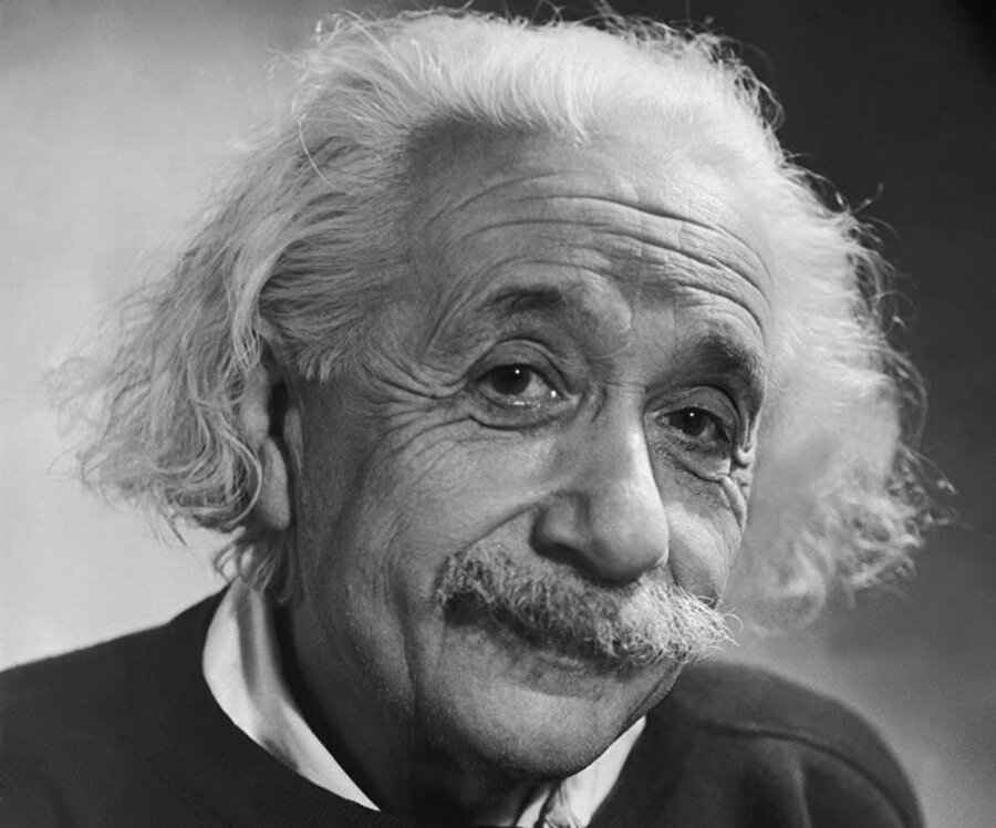 Rus ajanı mıydı? 

                                    Einstein'ın Rus ajanı olduğu iddia edilmiş. Ancak bu konuda tarihçiler net bir bilgiye ulaşamamıştır.(Kaynak: nationalgeographic.com)
                                