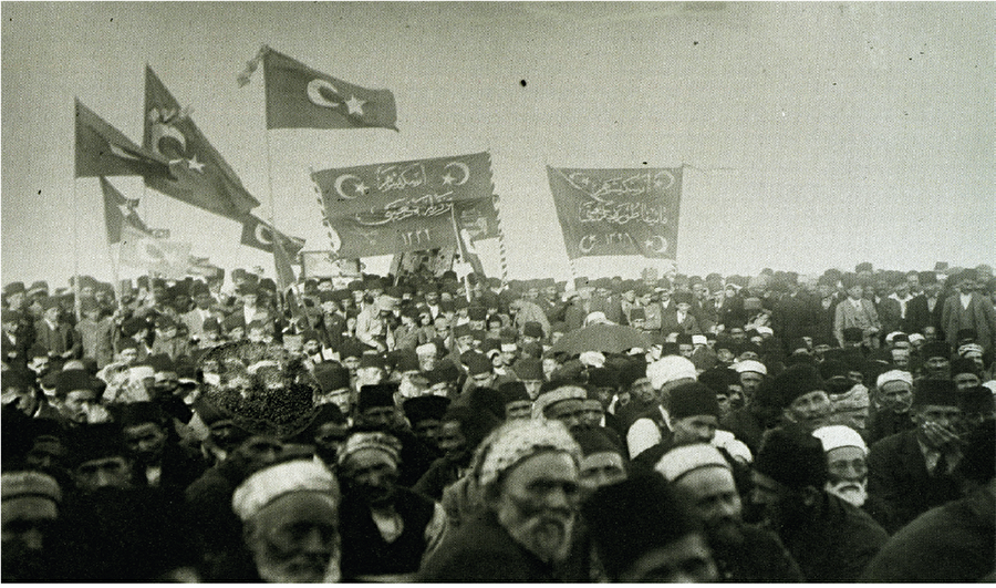Lozan sonrası sevinç şenlikleri Lozan Barış Antlaşması’nın imzalanmasının ardından savaşın sona erdiği haberini alan halk sevinç gösterileri düzenlemişti. Fotoğrafta 25 Temmuz 1923 günü Eskişehir’de gerçekleştirilen kutlama şenliklerine katılanlar görülüyor.