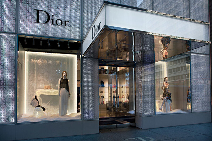 Tasarımcı Christian Dior, Marcel Boussac adlı iş adamının desteğiyle 1946 yılında moda evini açmıştı. Daha sonra; parfüm, saat ve aksesuar gibi farklı alanlara da yayılan ve New York, Londra, Tokyo gibi büyük şehirlere adım atan moda evi hızlı bir büyüme gerçekleştirmişti. Pierre Cardin ve Yves Saint Laurent gibi tasarımcılar da erken dönem kariyerlerinde Dior moda evi için çalışmışlardı. Christian Dior 1957 yılında hayatını kaybetmişti.Kaynak: Ontrava