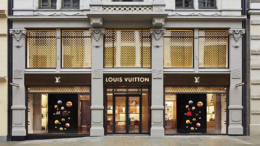 Satın alma haberinin ardından LVMH hisselerinin değeri 3.2 oranında yükselirken, Dior yüzde 13 gibi sert bir yükseliş gerçekleştirdi.
Dior yatırımcıları ise ödemelerini nakit ya da Hermes International hisseleri üzerinden yapabiliyor. LVMH’nin rakibi konumunda bulunan Hermes’in hisseleri ise 2008 yılının sonundan itibaren yüzde 351 oranında yükselmişti. Bu satın almayla birlikte ise Hermes hisselerinin yüzde 4 oranında düştüğü görüldü.