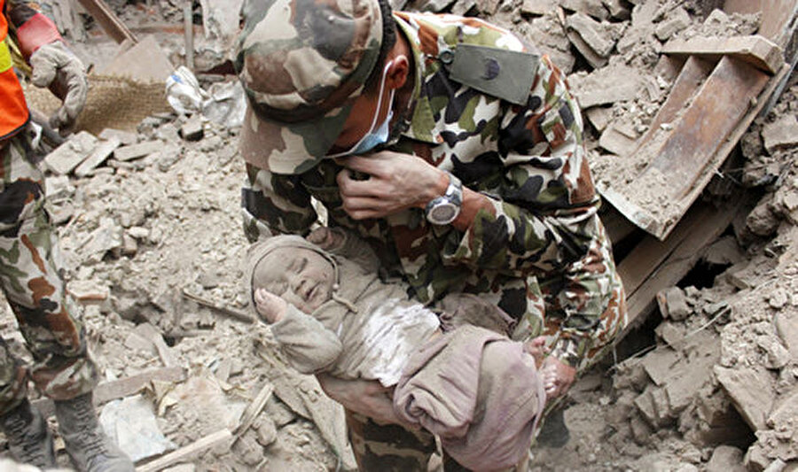
                                    2 yıl önce Nepal'de meydana gelen depremde 9 bin kişi yaşamını yitirirken 21 bin kişi yaralandı. Yaralılardan biri de 4 aylık bir bebekti.
                                