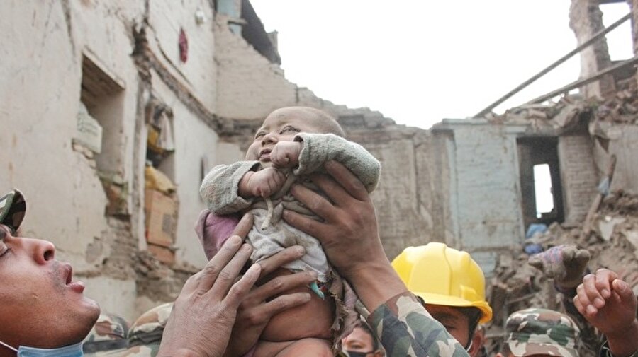 
                                    Deprem sırasında enkaz altında kalan 4 aylık Sonish Awal tam 22 saat sonra kurtarıldı.
                                