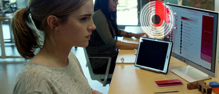 The Circle
James Ponsoldt’un yönettiği "The Circle" adlı filmin başrollerinde Emma Watson, Tom Hanks, John Boyega ile Karen Gilan gibi başarılı oyuncular izleyici karşısına çıkıyor. 

Dave Eggers'ın aynı adlı çok satan romanından sinemaya uyarlanan film, gelişen teknoloji çağında sosyal medya ağlarının giderek artmasını ve dünyanın dijital bir ortama dönüşmesinin insan hayatına etkilerini konu ediniyor.