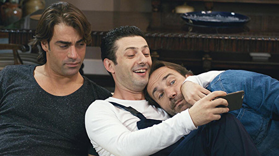 Nereden Nereye
Başrollerini Sarp Levendoğlu, İnan Ulaş Torun, Yosi Mizrahi ve Hakan Bilgin'in paylaştığı "Nereden Nereye", oyuncu olma hayali kuran Ejder adındaki bir gencin sakarlıklarla dolu hikayesini anlatıyor.
Komedi türündeki filmin yönetmenliğini Volkan Dönmez yaptı.