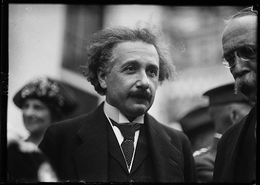 Gelmiş geçmiş en iyi bilim insanlarından biriyle sohbet etme şansı 
Bilim ve fizikle ilgilenen hemen herkes, elbette hayatının bir bölümünde Albert Einstein ile karşılaşmış ve sohbet etmiş olmak ister.İnsanlık tarihin etkileyecek çok önemli teoriler geliştiren Einstein, gelmiş geçmiş en bilge bilim insanları arasında gösteriliyor.
Einstein 1955 yılında hayata veda etti fakat onunla sohbet edebilmek hala mümkün. Üstelik Facebook Messenger üzerinden...
