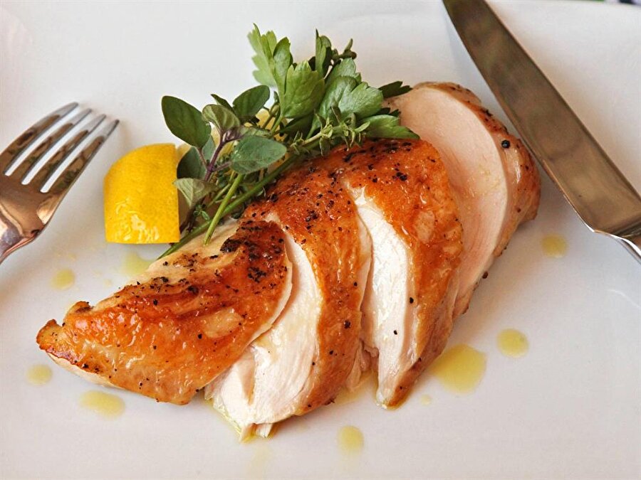 Tavuk

                                    
                                    Protein bakımından zengin olan tavuk, vücudun keratin üretimine yardımcı olur.
                                
                                