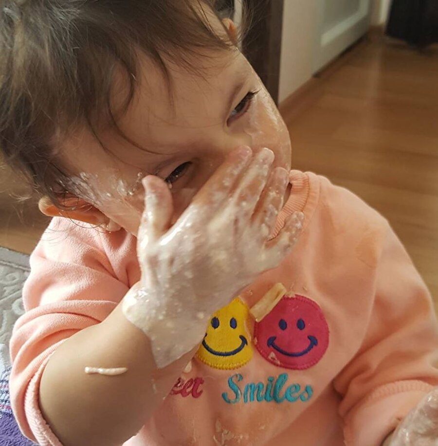 Yemek yerken kendilerinden geçen bebekler.