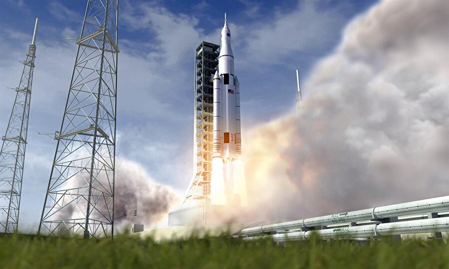 Aşama 1: Ay yörüngesinde bir uzay istasyonu
2018'den 2025'e kadar altı lansman gerçekleştirilecek: İlk olarak NASA, SLS roketlerinin açılışlarını gerçekleştirecek. Söz konusu roketler, Apollo astronotlarını Ay’a fırlatan Satürn V roketlerine rakip olarak tasarlanmış 98 metrelik devlerdir. Uçuşların ve yeni Orion uzay gemisinin testleri iyi giderse, uzay ajansı beş SLS roketi daha uçuracak. Söz konusu 5’liden birincisi, NASA'nın Europa Clipper probunu, hayatını yaşamak için yaşanabilecek gizli bir okyanusa sahip buz gibi bir Ay'ı inceleyeceği Jüpiter'e göndermişti. 