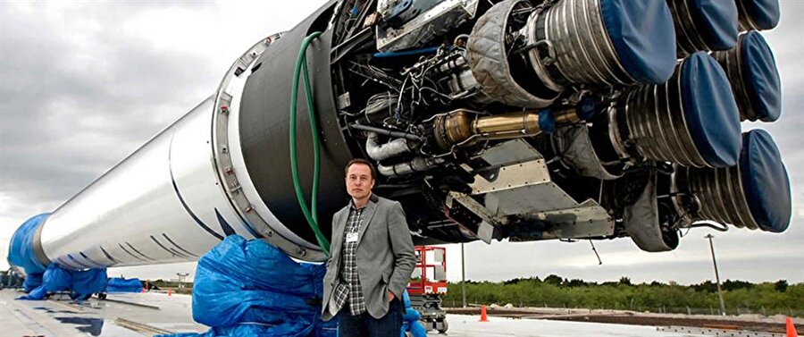 Bu başarı NASA’nın mı yoksa bir başkasının mı olacak?
Herhalde en önemli sorulardan birisi de bu olsa gerek. Bir hükümet kuruluşu olduğu için NASA, başta söylediğimiz gibi yasalarla baskı altına alınabiliyor. Nispeten yuvarlak bir bütçeyle kongrenin bu büyük projeyi başlatması mümkün. Ancak Ay’a ilk uçusu gerçekleştiren Apollo görevleri sırasında NASA’nın bütçesi, ABD bütçesisin %4’üne tekabül ediyordu. Şu an bu oran yarıya azalmış durumda. Dolayısı ile özel kurumlarla Mars yolculuğu konusunda bir rekabet olması muhtemel. SpaceX'in kurucusu Elon Musk, geçen aylarda 2022'ye kadar insanları Mars'a göndermeyi planladığını söyledi. Boeing ise SpaceX'i, Kızıl Gezegen’e NASA’dan önce ulaşmaması gerektiği konusunda uyardı. 
Musk’ın nihai hedeflerinden birinin Mars'ı kolonileştirmek olduğu düşünülürse bunu pek takacağı söylenemez. Fakat kendisi olası bir Mars yolcuğu için birden fazla seçeneğin aynı anda yürütülmesi gerektiğini savunuyor.Kaynak:Webtekno