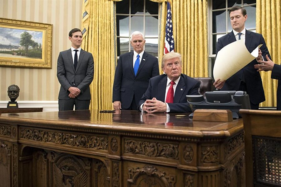 Associated Press adına Trump'la röportaj yapan gazeteci Julian Pace, ABD Başkanı'nın Oval Ofis'te bulunan masasında kırmızı bir buton bulunduğunu yazdı. 