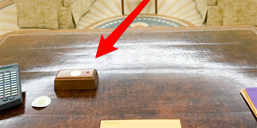 Pace yaptığı açıklamada, "ABD başkanlarının on yıllardır kullandığı tarihi masadaki kırmızı butona bastığı zaman, bir Beyaz Saray kahyası elinde kolayla odaya geliyor" ifadelerini kullandı.