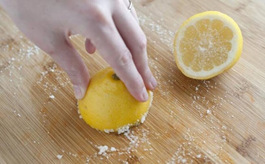 Doğrama tahtaları
Et, sebze vs kestiğiniz tahtaların temizliği son derece önemlidir. Tuz serptiğiniz tahtayı limonla ovalarsanız; pırıl pırıl olacaktır. 