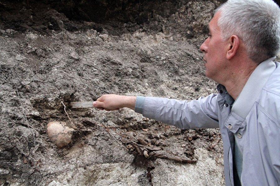 "Burada 40 yıllık Rus idaresi söz konusu" 

                                    Yrd. Doç. Dr. Küçük, "Bu alan Osmanlı ve Cumhuriyetin ilk yıllarında Karagöl Mahallesindeki bu bölge Maşatlık olarak adlandırılıyor. Yani gayrimüslüm mezarlığı, dolayısıyla burada sadece bu generalin değil daha bir çok gayrimüslimin mezarının bulunma ihtimali yüksek. Tabi burada 40 yıllık Rus idaresi söz konusu. O sırada savaş esnasında ölen, 1915 döneminde ölenlerden de gayrimüslim olanların buraya defnedilmiş olma ihtimali daha yüksek" şeklinde konuştu.
                                