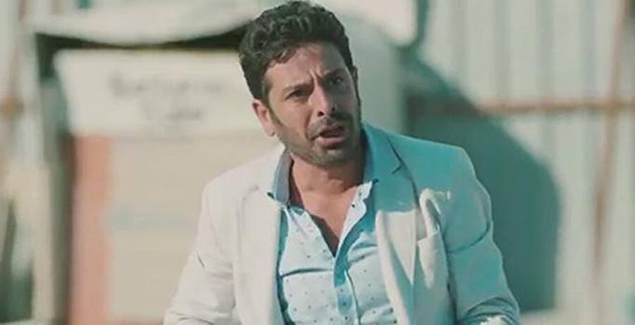 300 bin boşa gitti!
Bölüm başına 7 bin lira alan oyuncunun önemli rollerden birinde olduğu ve şirketin bu nedenle şu ana kadar çekilen 4 bölümü çöpe attığı ortaya çıktı. Yönetmenliğini Mustafa Şevki Doğan'ın yaptığı dizide Furkan Andıç, Ayça Ayşin Turan, Serenay Aktaş ve Açelya Topaloğlu gibi ünlü oyuncular da yer alıyordu. Çekimlerine yeniden başlanacak dizi için bugüne kadar harcanan 300 bin lira da boşa gitmiş oldu.