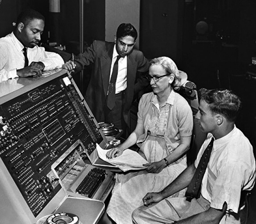 Grace Hopper

                                    Bilgisayarlara insan konuşmasını anlamasını öğreten bir programcıdır. Dünyanın ilk kadın Matematik Doktorudur. 37 yaşındayken Donanma'ya gönüllü oldu, Harvard'ın bilgisayar markası I için başvurular yazdı ve "nanosaniye" terimini basit kelimelerle açıkladı. Bugün adını taşıyan 2 teknolojik alet ve adına verilen bir ödül töreni bulunmaktadır.
                                