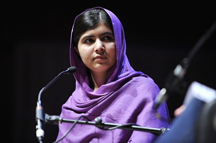 Malala Yousafzai

                                    11 yaşındayken Taliban rejimi hakkında bir blog yazdı ve kızlar için eğitim konusundaki düşüncelerini paylaştı. Bu yaptığından dolayı başından vuruldu ancak hayatta kaldı ve Orta Doğu çocuklarının eğitim hakkı için verdiği mücadeleye devam etti. Suriye'den gelen mülteci kızlar için Lübnan'da bir okul kurdu. 19 yaşında Nobel Ödülünün en genç kazananı oldu. Milyonlarca kız için umut sembolüdür.Kaynak: Brightside
                                