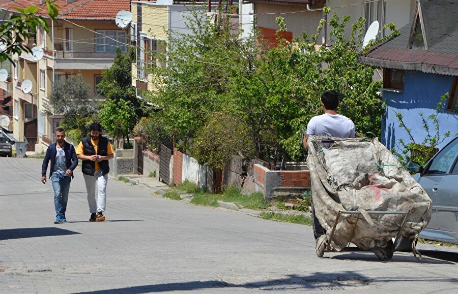 Antrenmanlarını aksatmıyor
Karton toplayıcılığı yaparak geçimini sağlayan ailesine küçük yaşlardan beri yardımcı olan Dalkıran, yaklaşık 4 yıldır hem sabahtan akşama kadar karton topluyor hem de çok yorulmasına rağmen akşamları müsabakalara hazırlanıyor.