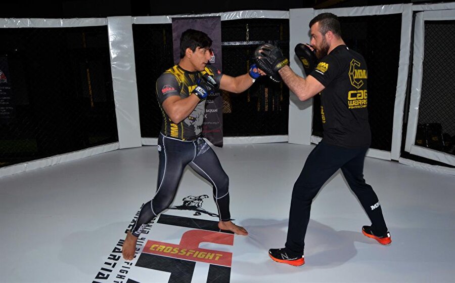 “Yetenekli bir genç”
MMA Yalova İl Temsilcisi ve Kadir Dalkıran'ın antrenörü İbrahim Yıldız ise yaklaşık 15 yıldır dövüş sporlarıyla uğraştığını bildirdi. Kadir'in ahlaklı, gayretli ve yetenekli bir genç olduğuna dikkati çeken Yıldız, şu değerlendirmede bulundu: Yaşadığı ortam ve şartlar dolayısıyla zor yerden gelen bir çocuk. Biz bunu aşmak için elimizden geldiği kadar destek olduk. O da bunun hakkını verdi. Roman mahallesinde yetişen, ailesinin geçimini sağlayan bir kardeşimiz. İki branşta milli sporcu. Kadir, karton topladıktan sonra antrenmana gelir. İlk başlarda karton topladığını bilmediğim için antrenmanlara geç kaldığında ona kızardım. Daha sonra esnek davrandık. Mahallesinde de örnek bir genç. İnşallah o mahalleden peşinden gelenler de onun gibi başarılı olur. Kadir 14 yaşında bize geldi. Yaklaşık 4 yıldır beraberiz. Yüzün üzerinde maçı var. Bunlardan 98 galibiyeti bulunuyor. Şimdi de Türkiye şampiyonası için çalışıyor. Yine yurt dışındaki büyük organizasyonlara katılacak.