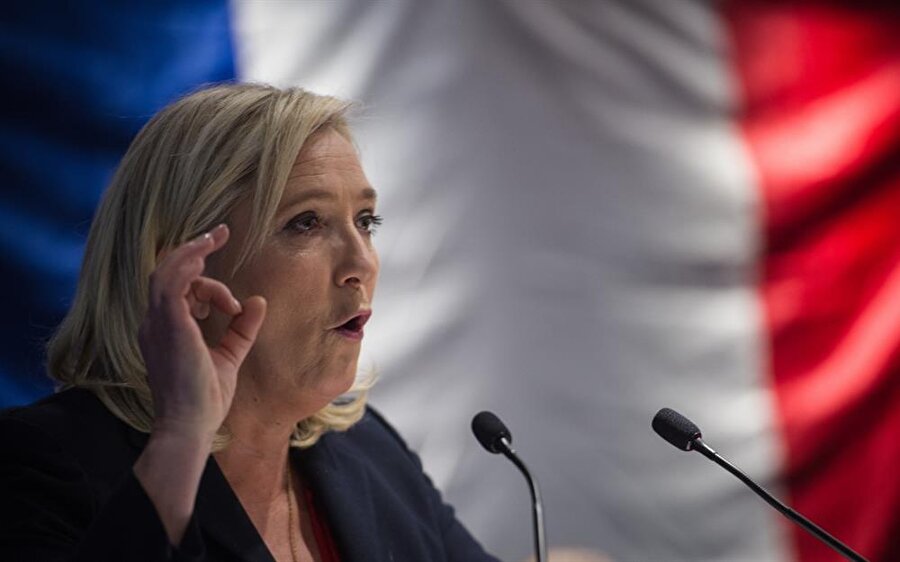 Le Pen AB'yi korkutmaya devam ediyor

