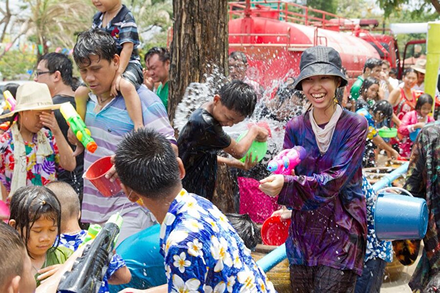 Songkran (Su Savaşı), Tayland

                                    
                                